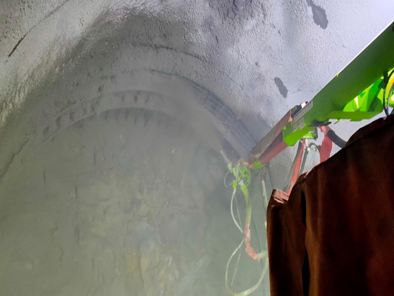 LCHP30A车载湿喷机械手助力太锡铁路崇礼隧道建设2.jpg
