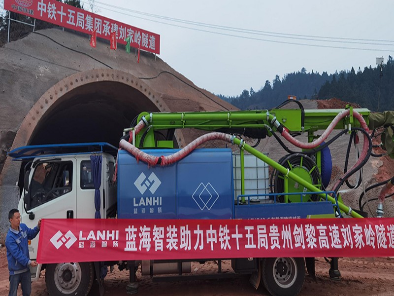 LCHP40C车载湿喷机械手助力剑黎高速刘家岭隧道建设.jpg