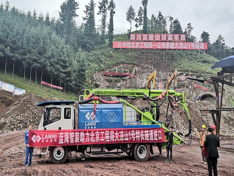LCHP40C车载湿喷机械手助力乐西高速大凉山1号隧道建设.jpg