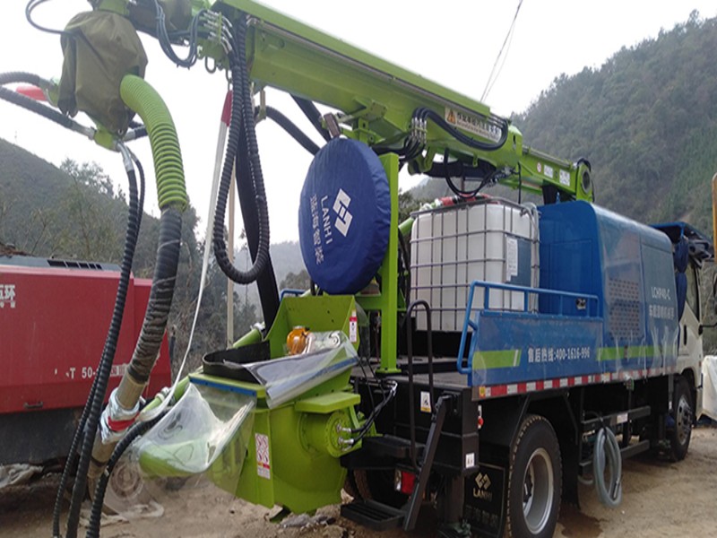 LCHP40C车载湿喷机械手助力勐绿高速牛波2号隧道建设.jpg