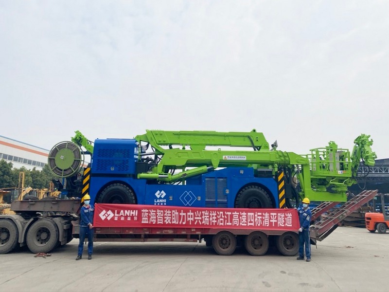 LDG312A多功能拱架台车助力沿江高速清平隧道建设